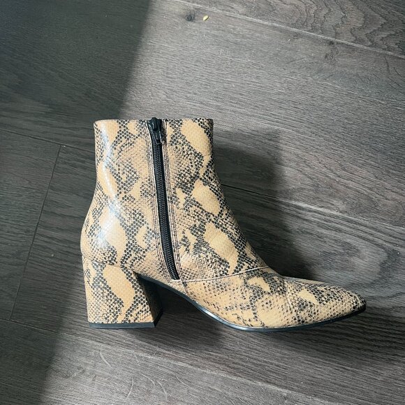 Vagabond Olivia Pointed Mid Heeled Ankle Boots in Natural Snake Leather - Picture 6 of 7